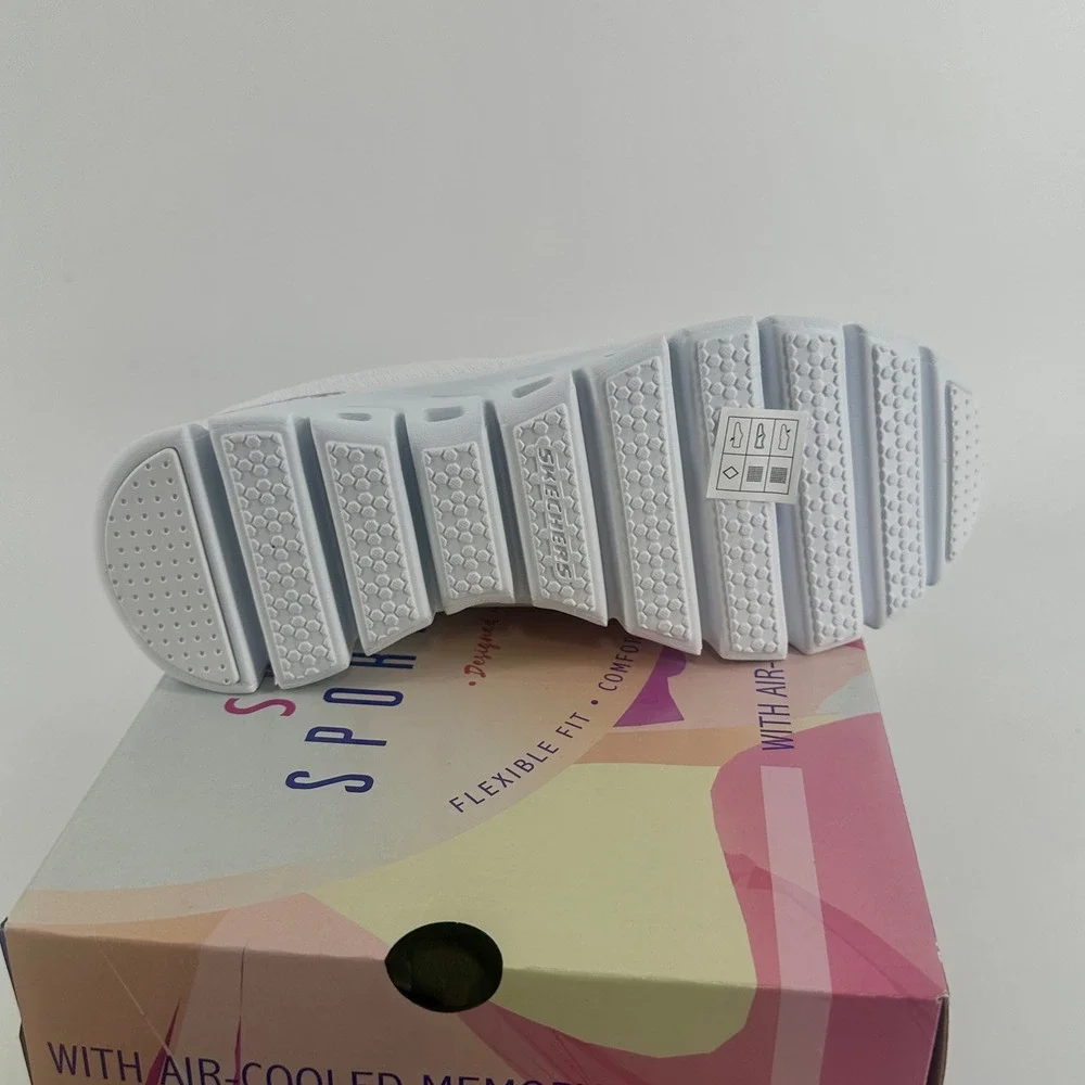 Skechers Glide-Step Resilience Womens 6.5 White Wide Fit Lightweight Sneaker NEW